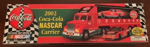 10278-1 € 40,00 coca cola vrachtwagen met verlichting 2002 nascar incl losse auto ca 40 cm.jpeg
